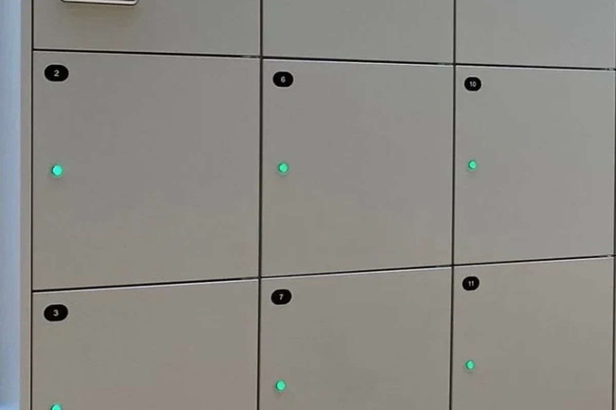 Wireless smart locker system in a retail store for pickup, returns, and staff access