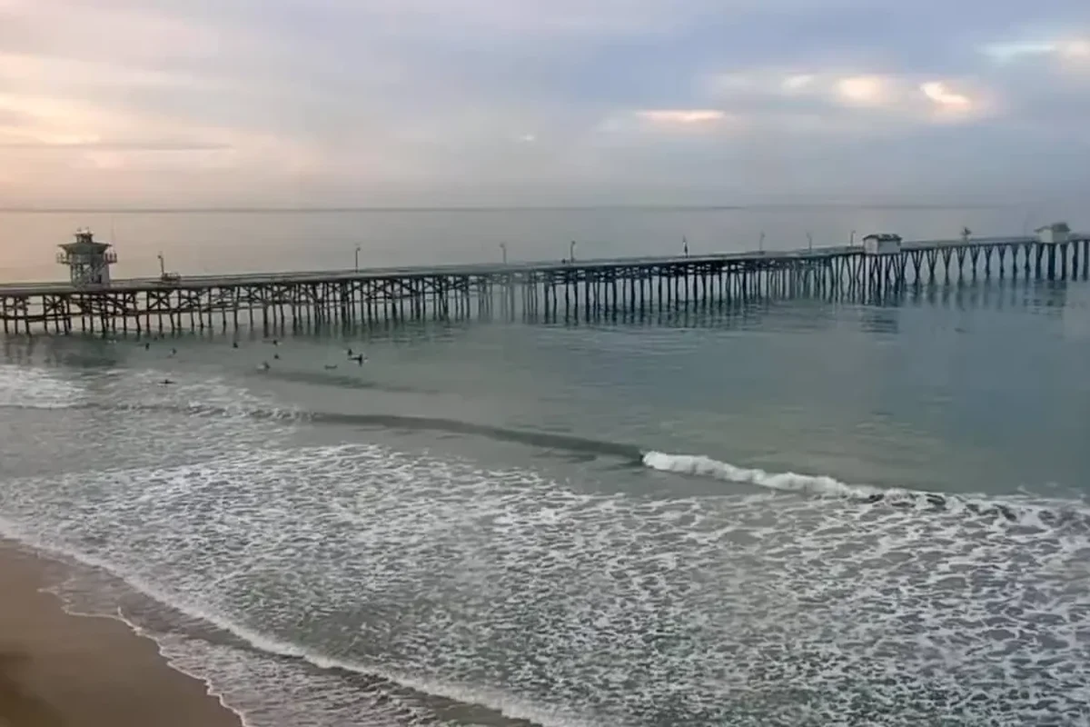 Live view of the San Clemente Pier and nearby beach with surf and shoreline conditions