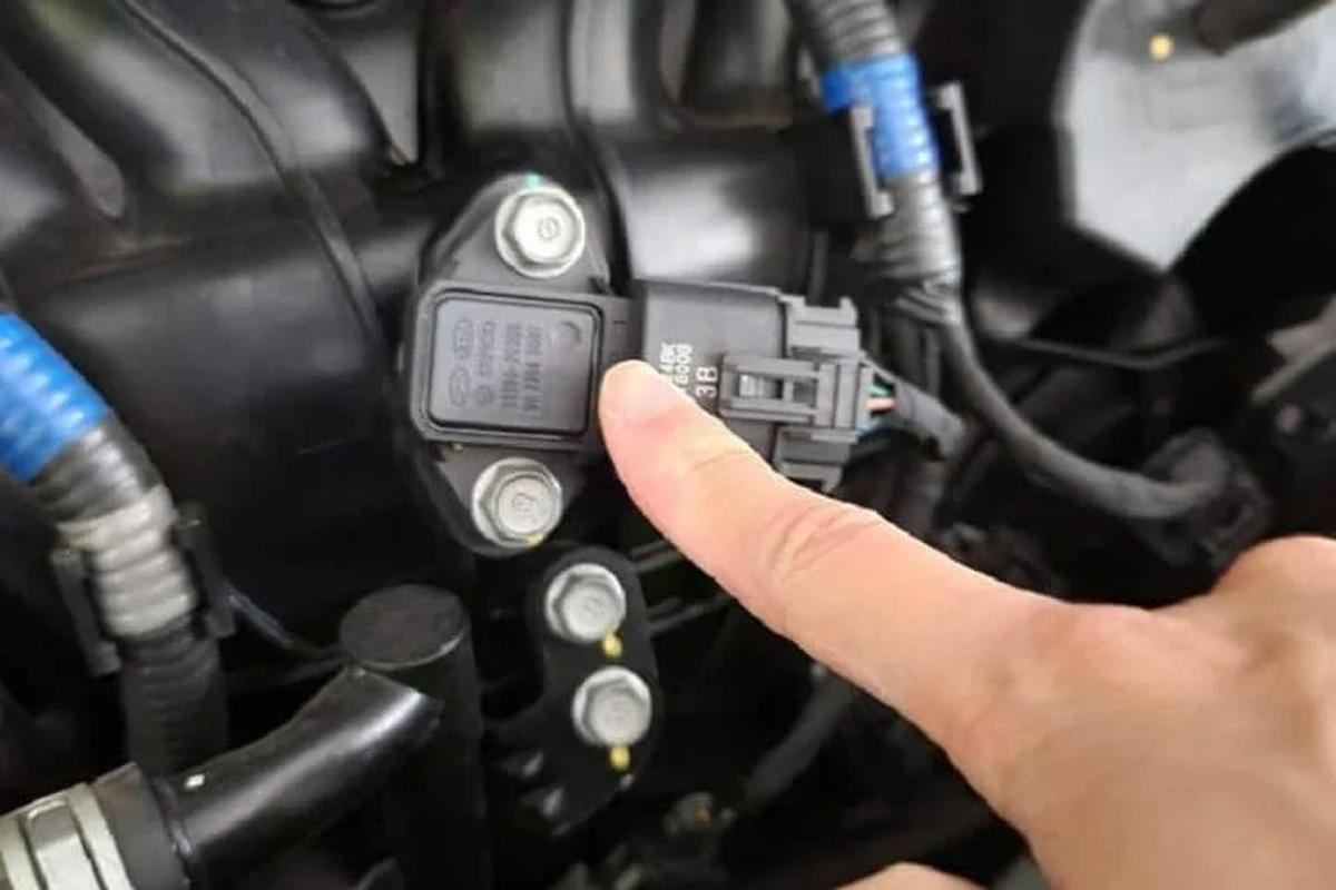 Mechanic-style diagnostic view of an engine MAP sensor connected to an intake manifold