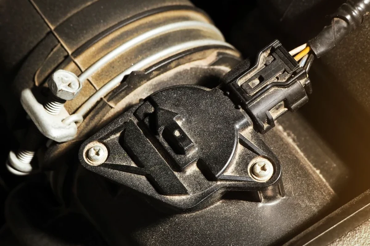 MAP sensor connector and intake manifold area exposed to moisture in an engine bay
